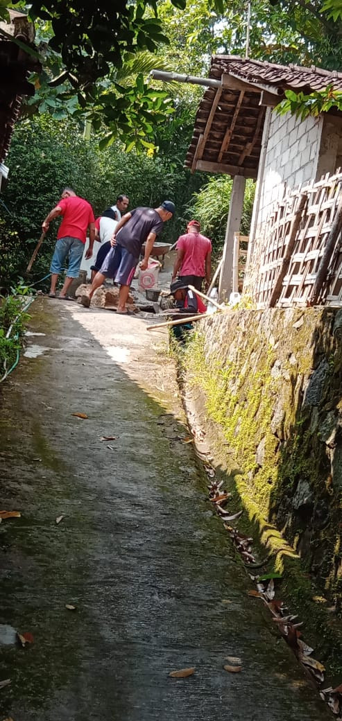 Kerjabakti perbaikan selokan