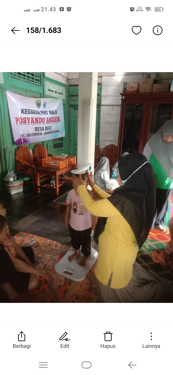 Pengukuran tinggi badan oleh Bidan desa Bulu