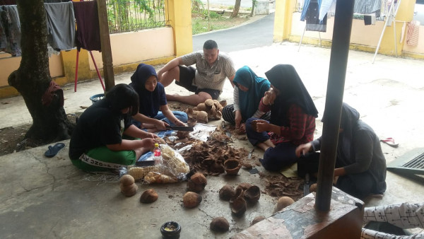 pemanfaatan sampah batok kelapa