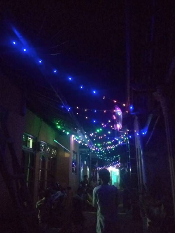 Pemasangan Lampu Hias di Lingkungan RW IV