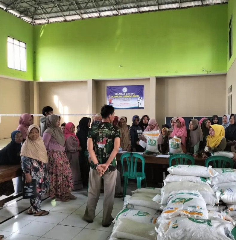 Pemberian bantuan beras Desa Tembongraja