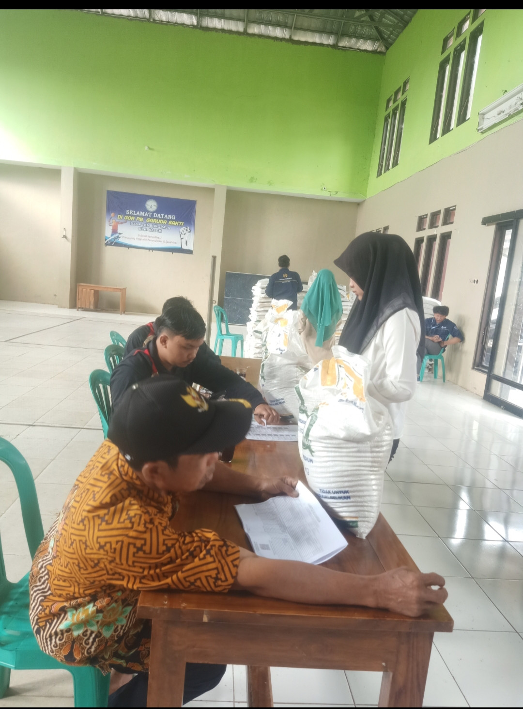 Pembagian bantuan beras