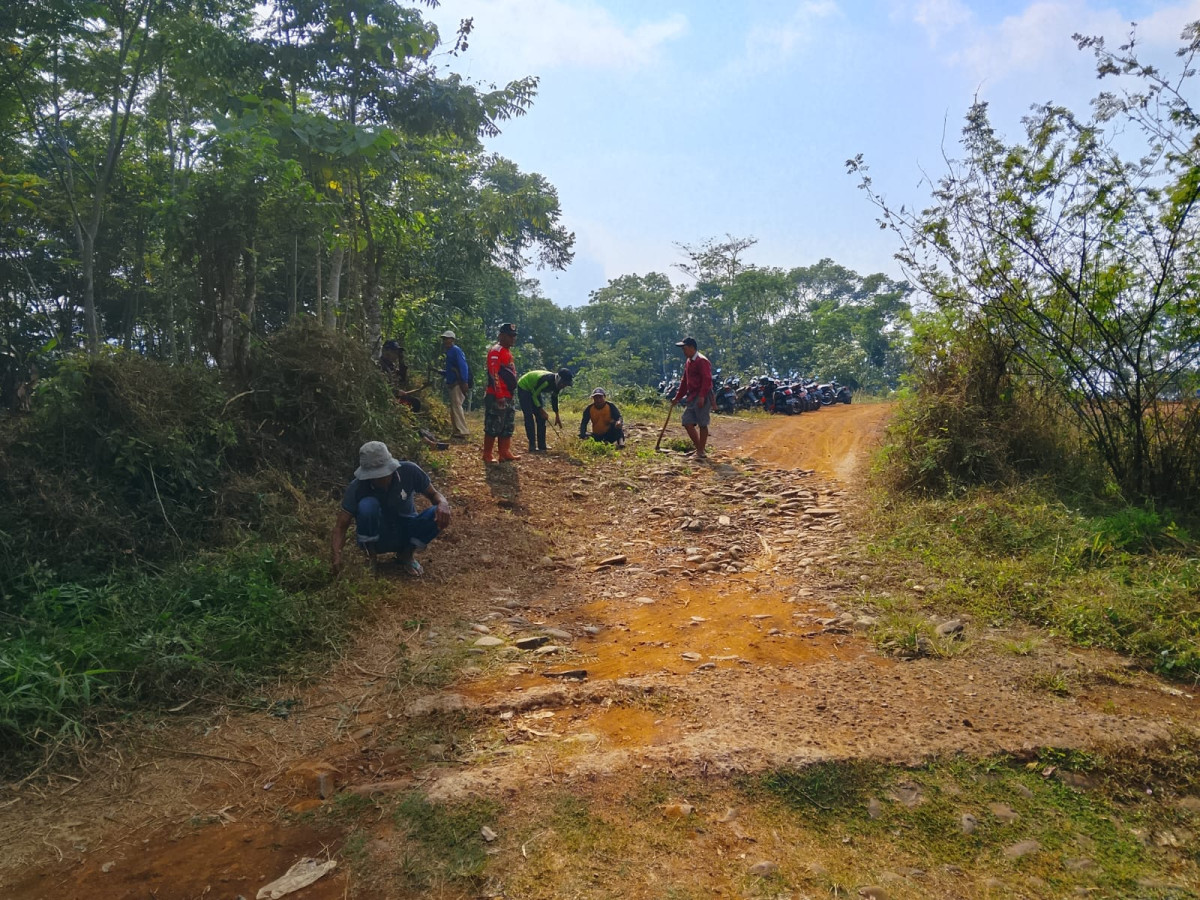 Kerja bakti menuju jalan TPS