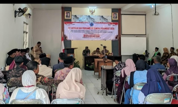 Pelantikan dan pengambilan sumpah perangkat desa Tembongraja