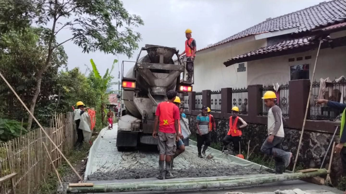 Pengecoran jalan Kampung tegal gede Desa Tembongraja