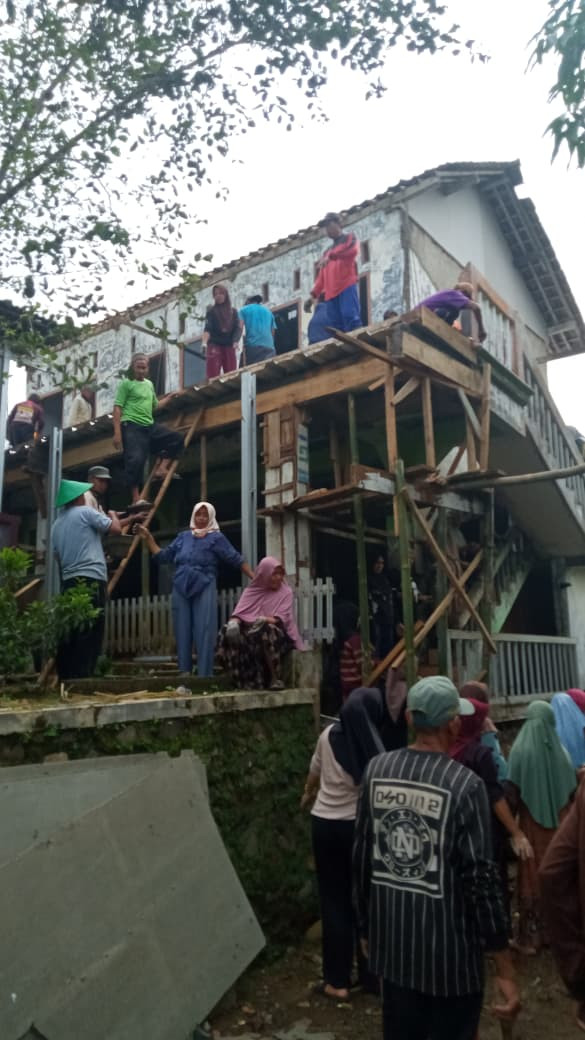 Gotong royong pembangunan pesantren RW 6