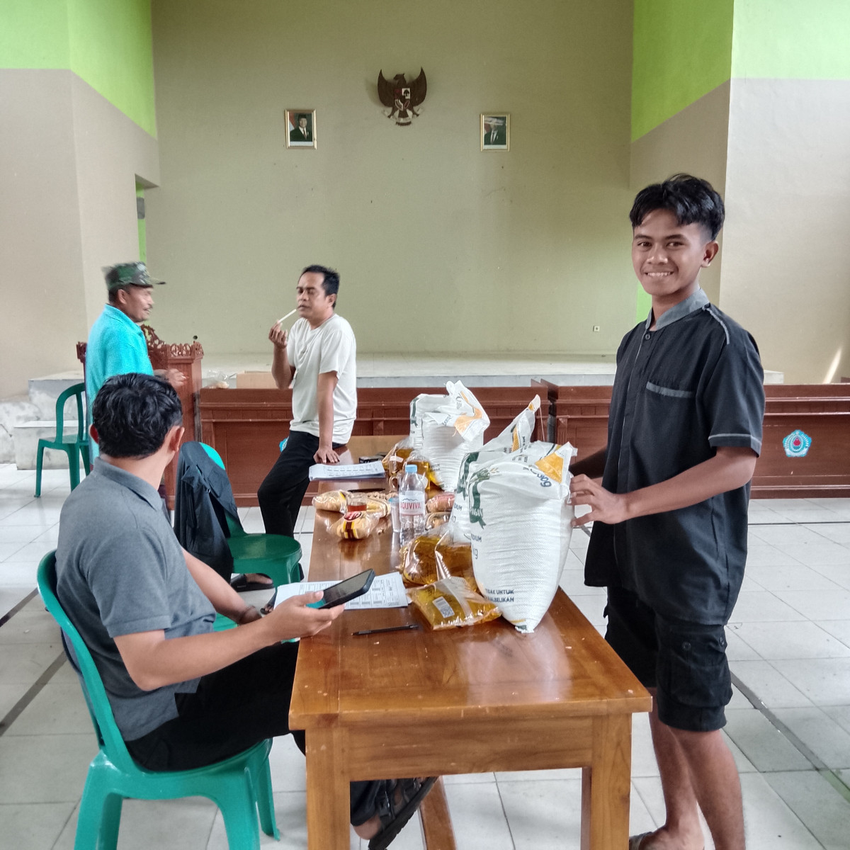 Penyaluran bantuan beras dan minyak goreng