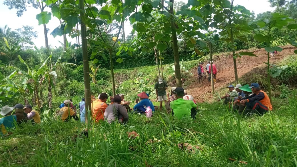 Gotong Royong Pembuatan TPA