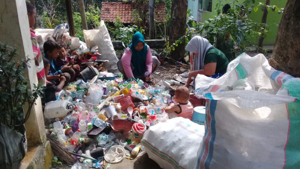 Pengelolaan bank sampah 