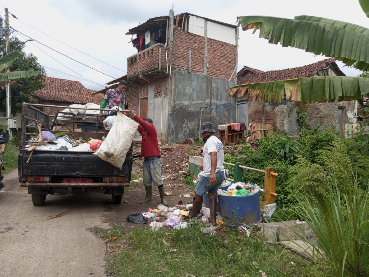 Pembuangan Sampah keluarga oleh Mobil BUMDES PERINTIS DESA PRUWATAN