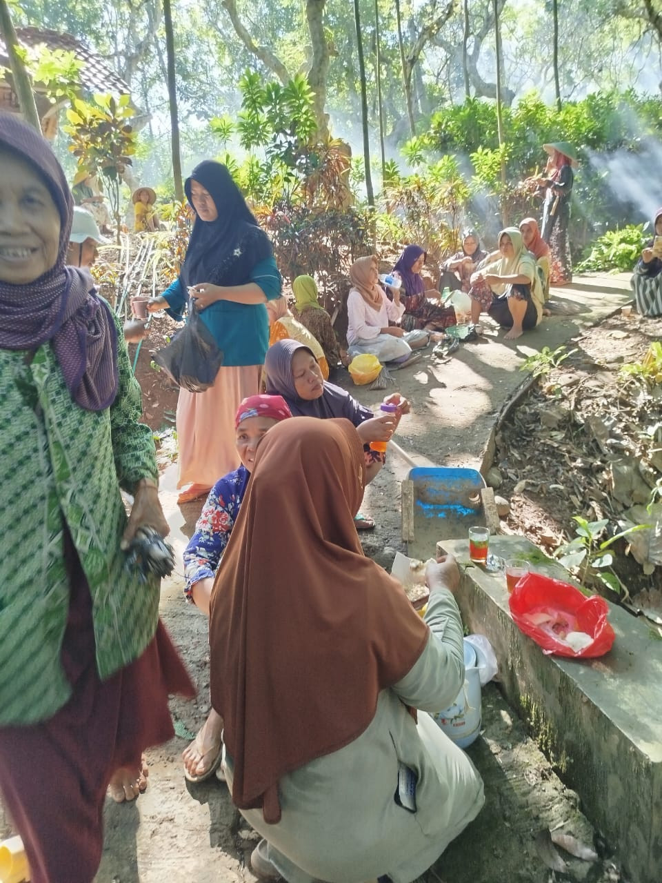 Kerja Bhakti Masyarakat RW 008 dukuh penanjung 3 jumat Pahing membersihka. Lingkungan makam