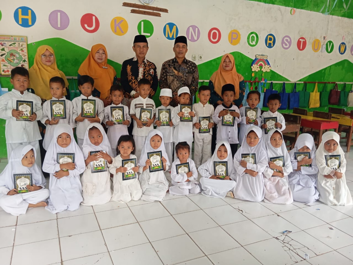 Penyerahan Bantuan Iqro untuk Madin Genteng