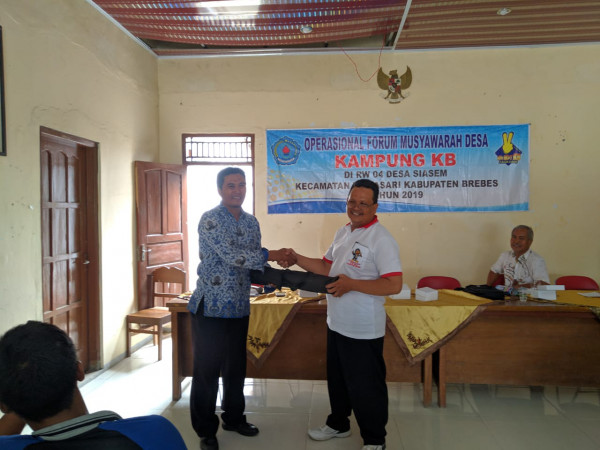 Penyerahan barang kepada kepala desa