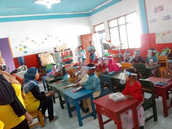 LOMBA MEWARNAI