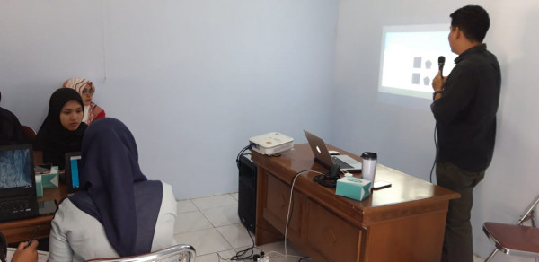 Penyampaian materi tentang design grafis