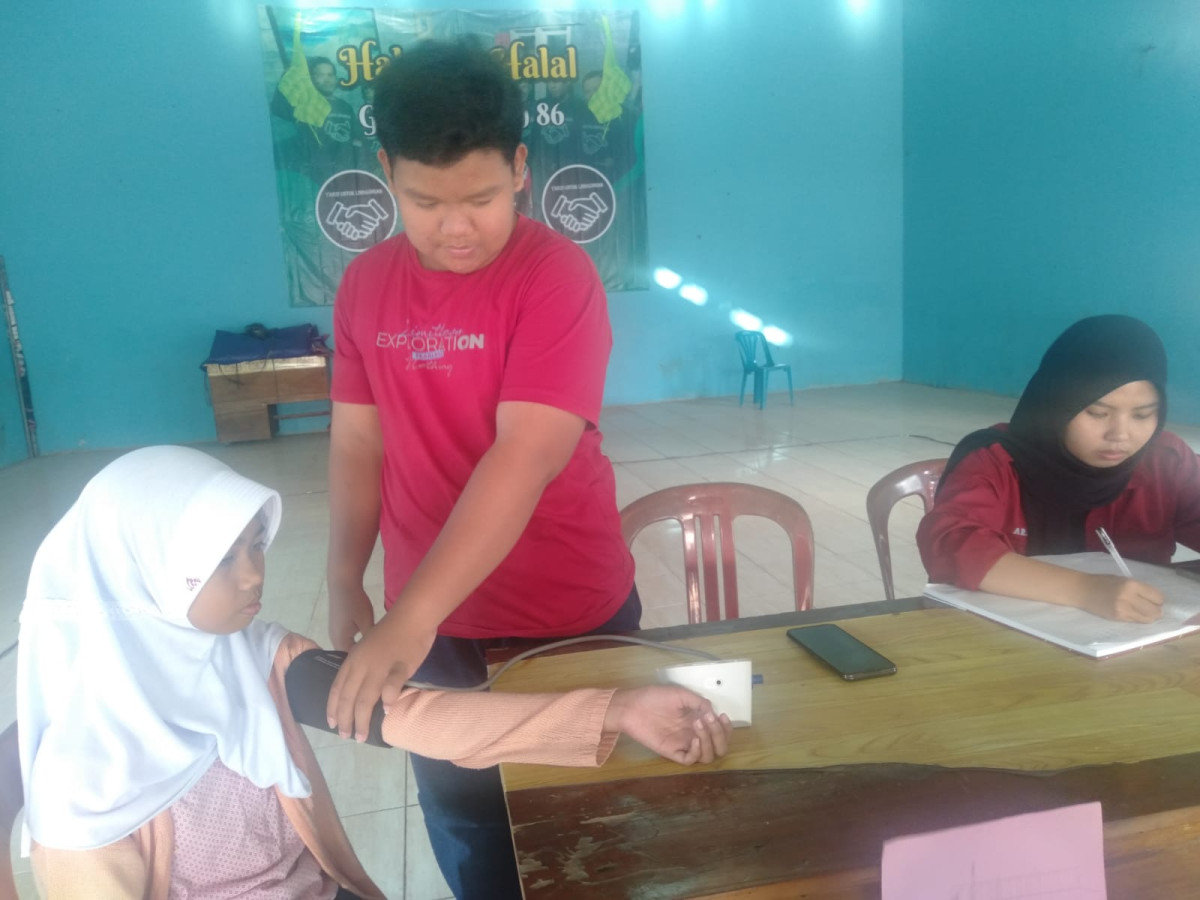 Pengecekan Tensi oleh Kader Posyandu Remaja