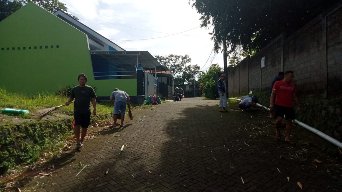 Kerja bakti membersihkan lingkungan