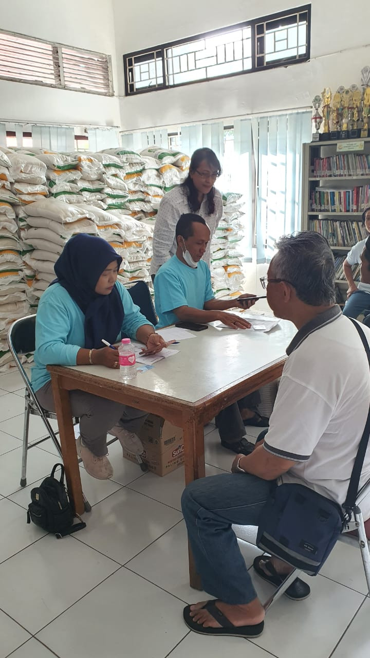Pengecekan data penerima bantuan beras yang dilaksanakan PSM di bantu Kasi Permas.