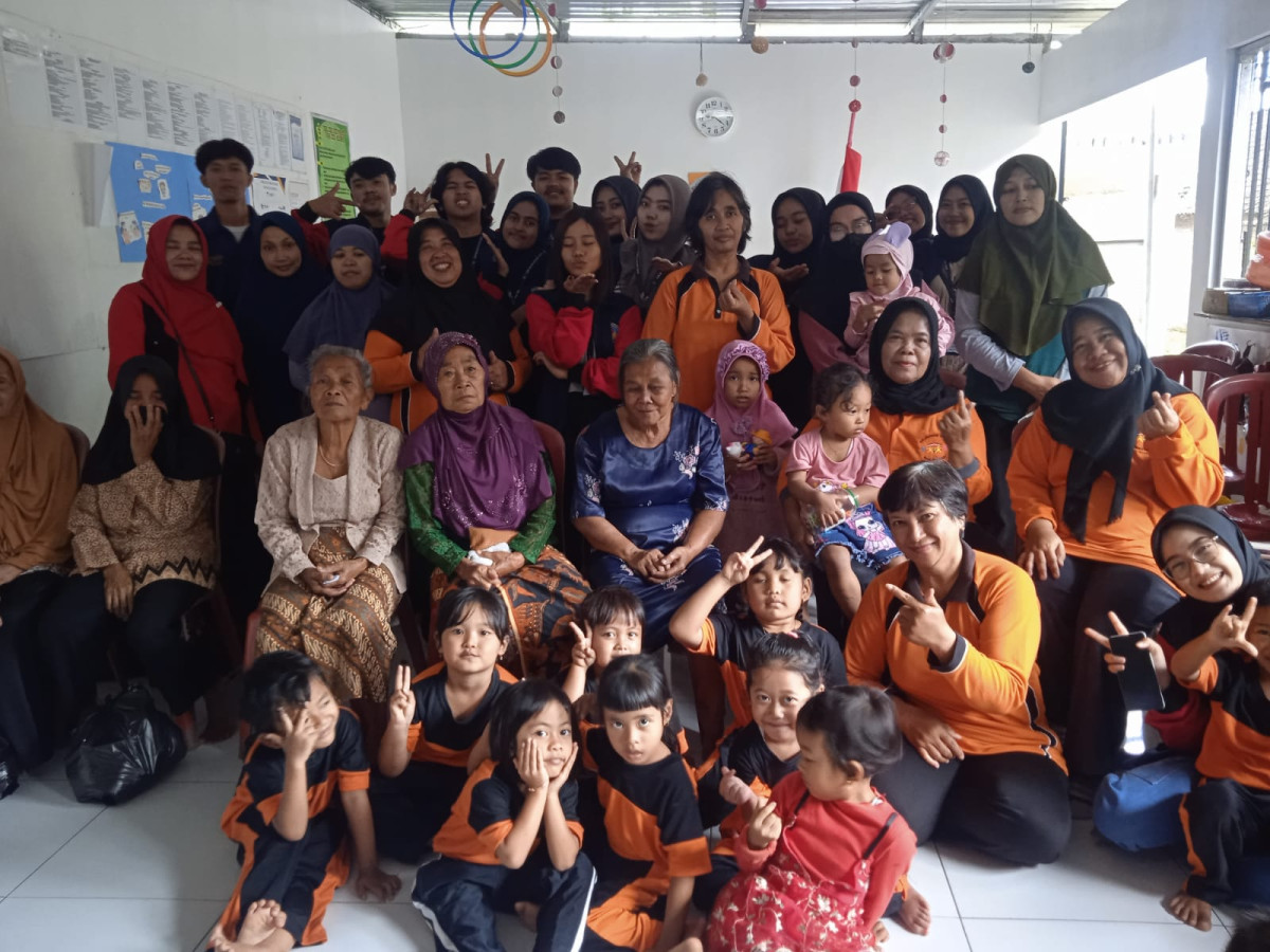 foto bersama,guru,orang tua,anak anak Paud,Kelsi,Mahasiswa UPGRIS
