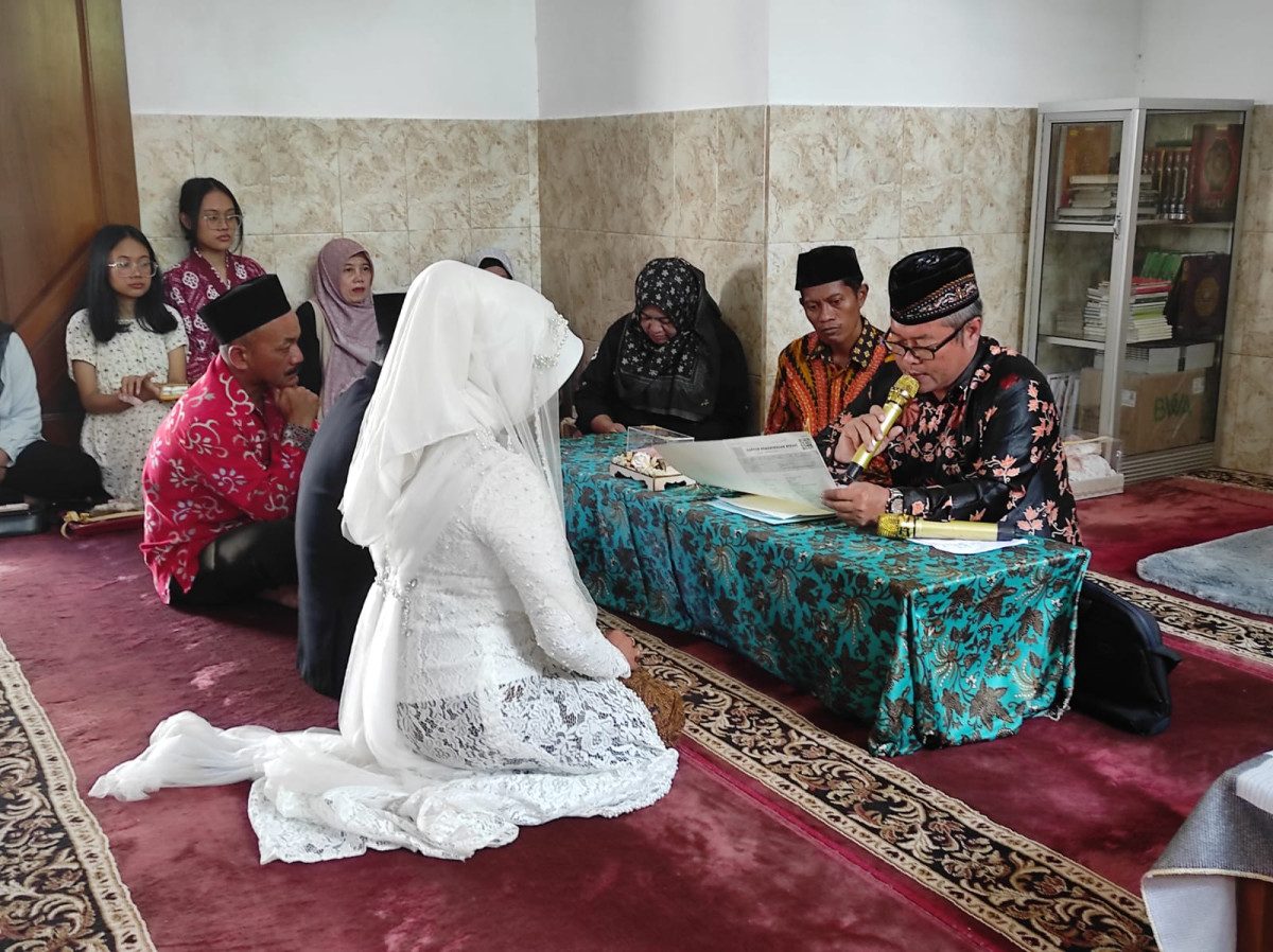 Menjadi saksi Ijab Pernikahan