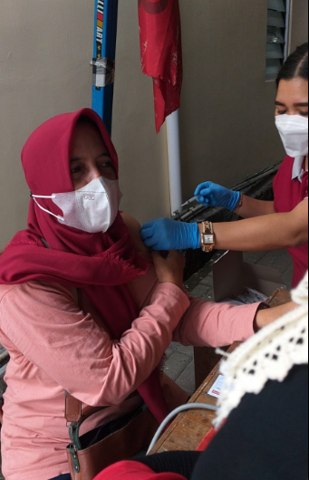 Pemberian Vaksin Covid oleh petugas kesehatan