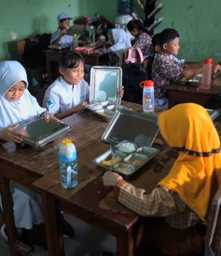 Anak-Anak Menikmati Menu MBG dikelas