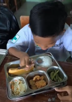 Menu MBG, nasi,sayur,ayam,pisang,edam mame