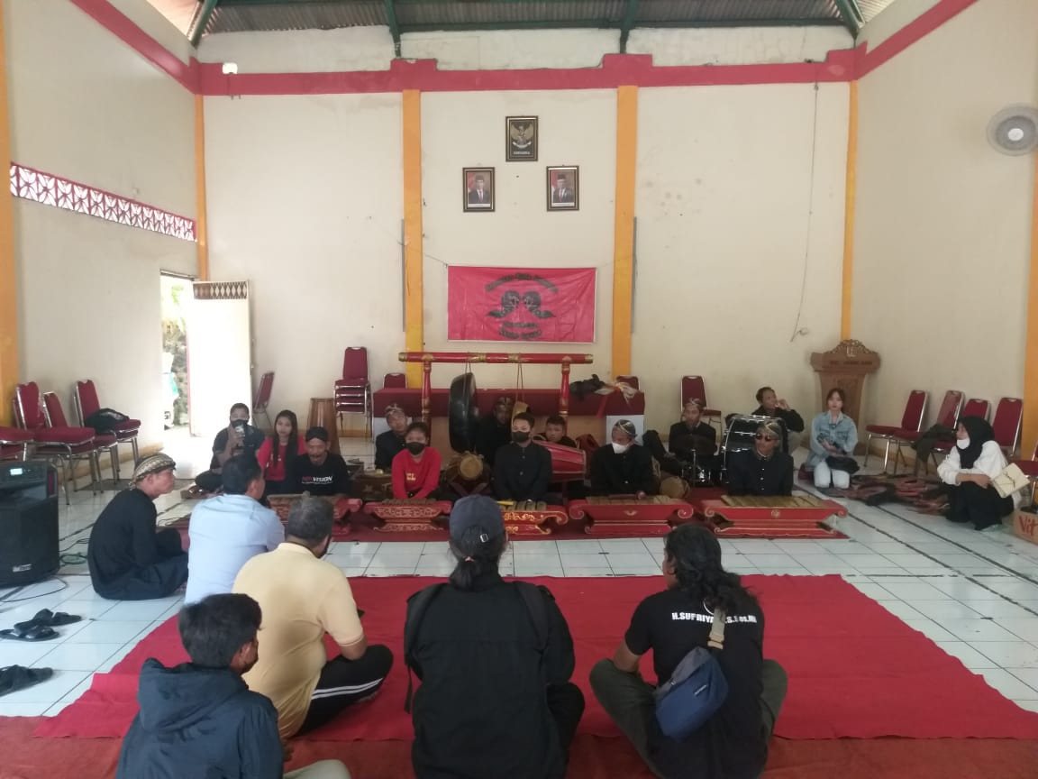 Peserta iringan musik kesenian jaran kepang