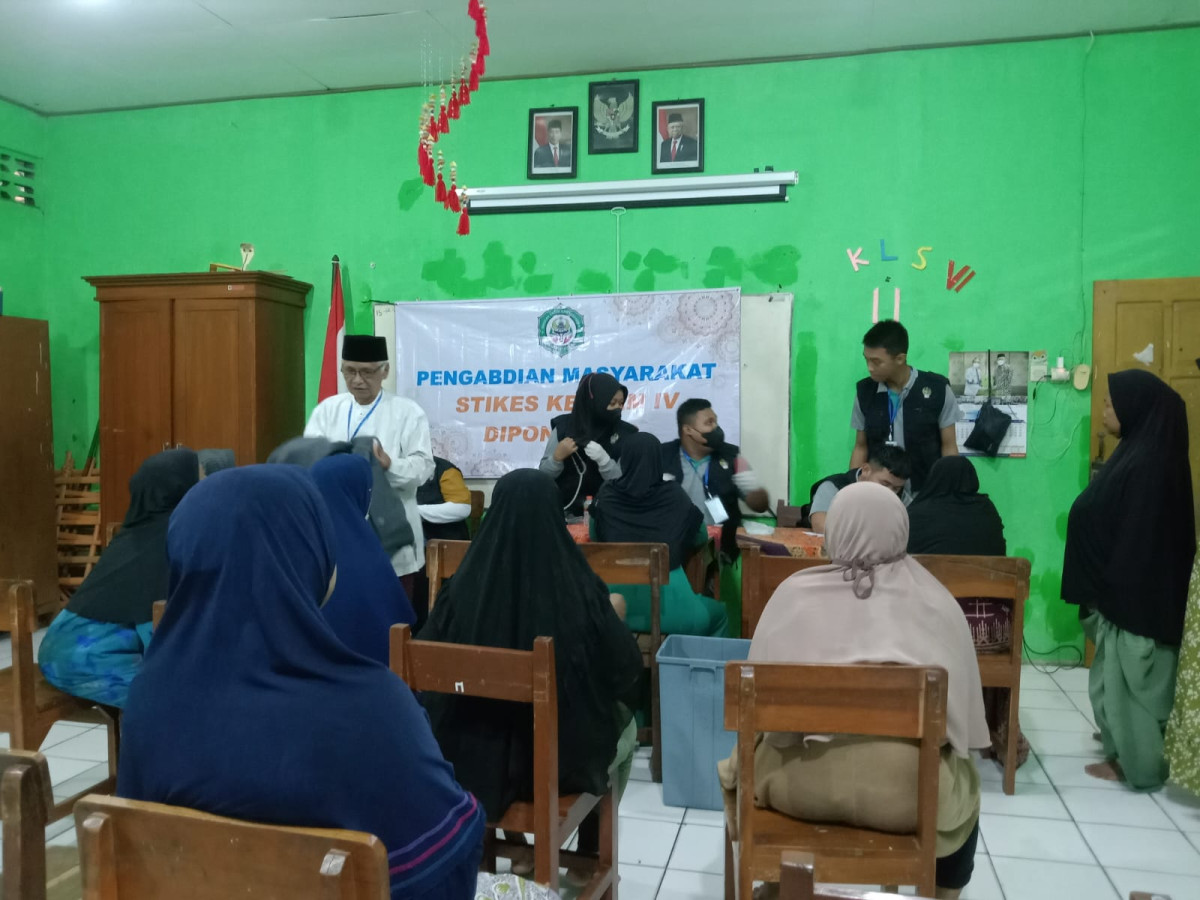Pemeriksaan kesehatan gratis dari STIKES KODAM IV Diponegoro