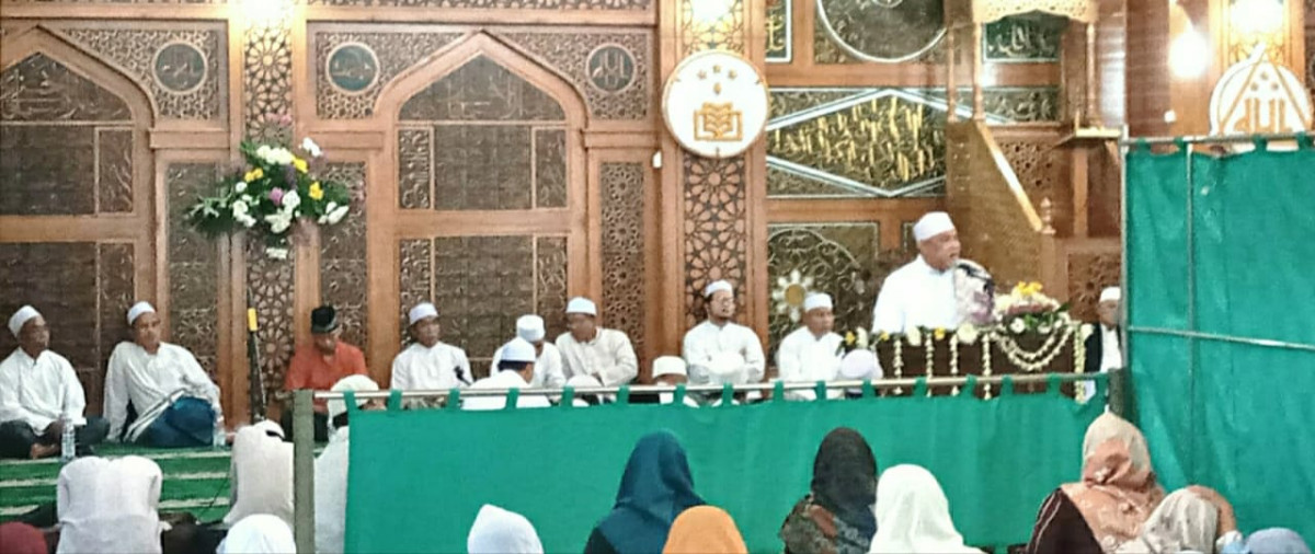 Habib Ghozy sedang memberikan Tausiyah kepada jemaah Al Khidmah