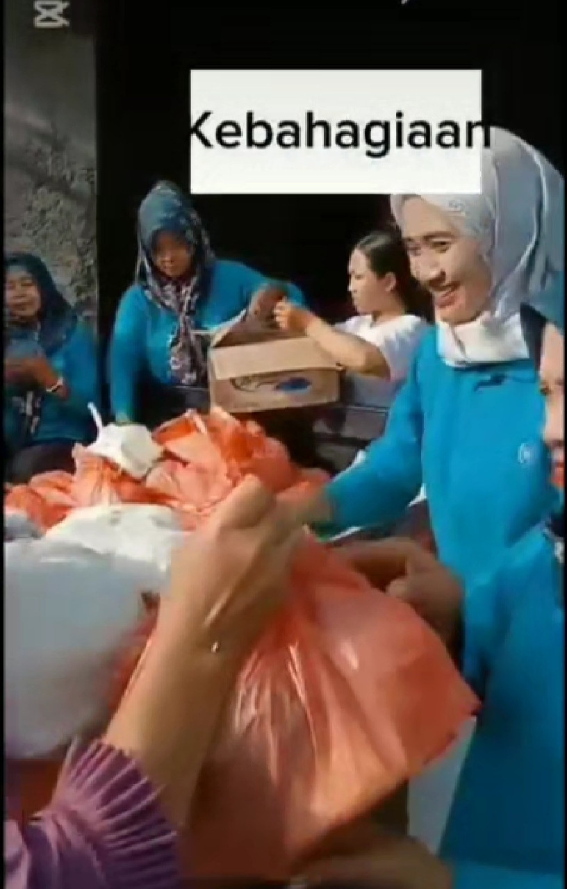 Ibu Katrin Henry beserta Ibu Kesos Kelurahan Jomblang juga ikut membagikan Sembako keoada Warga