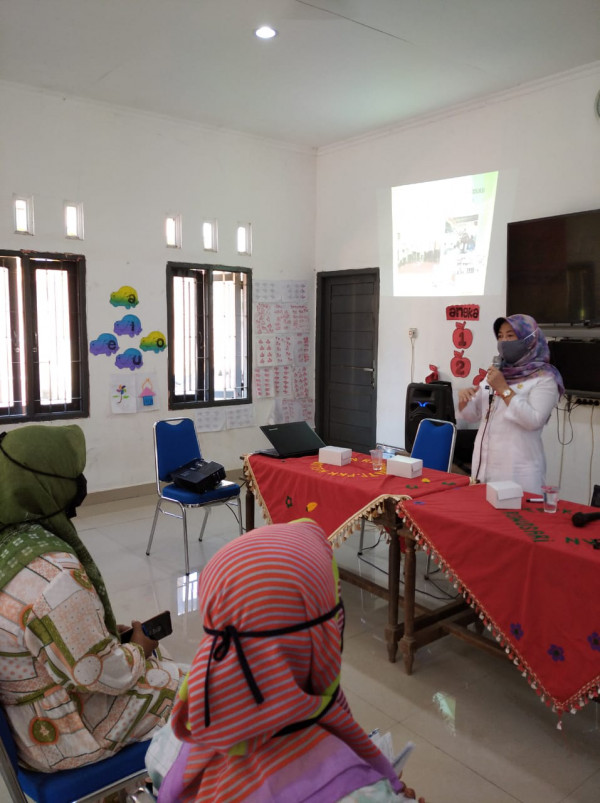 Narasumber Ibu Siti Maimunah dari DISDALDUK dan KB Kota Semarang