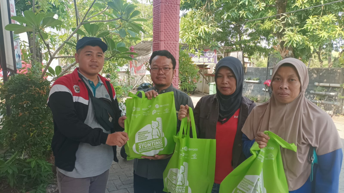 Pemberian bantuan ayam dan telur ke masyarakat miskin yang rawan stunting