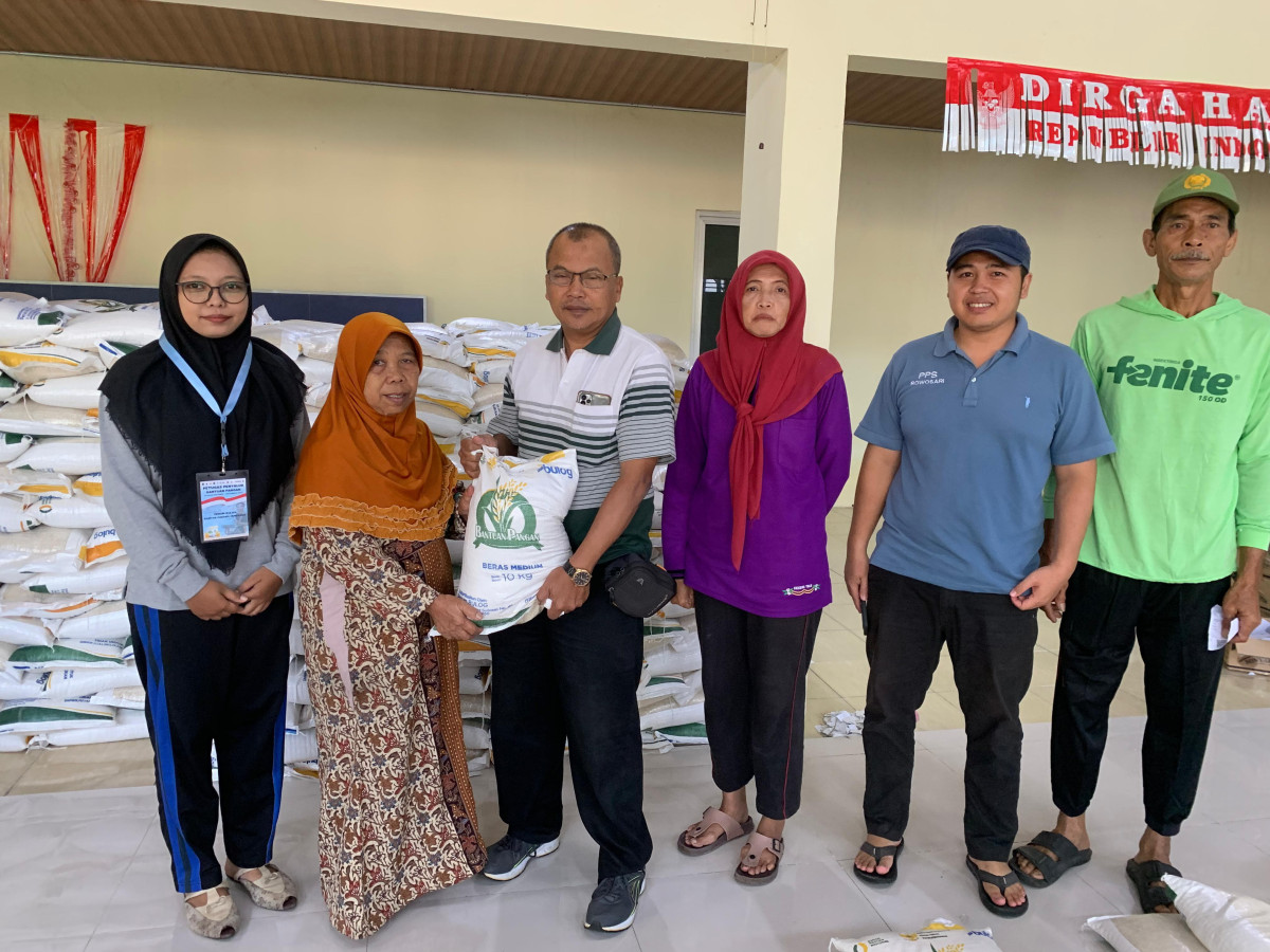 Penyaluran bantuan beras untuk warga miskin Rowosari