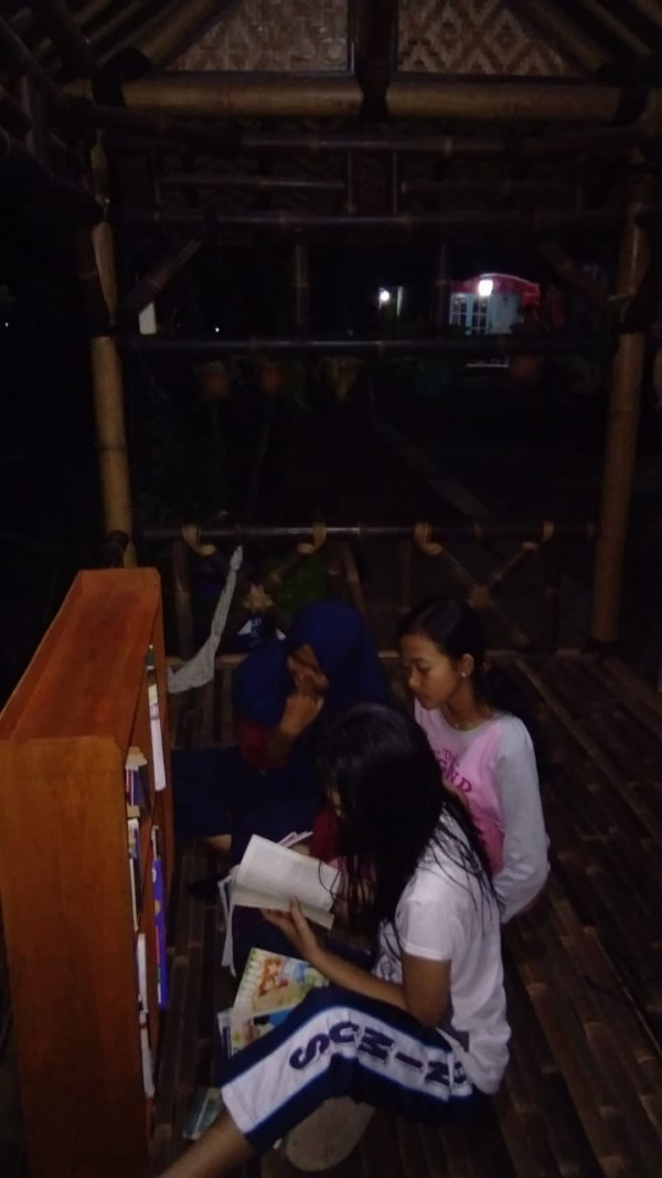 beberapa remaja menghabiskan malam minggu di Gubuk Pintar