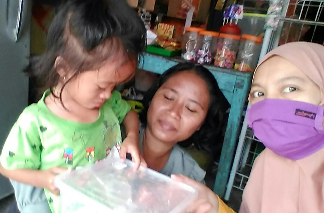 Pemberian PMT bagi balita stunting di RW.7