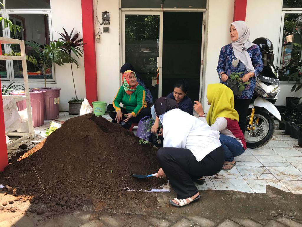 Pembuatan Taman sayur di lingkungan kelurahan Cangkiran