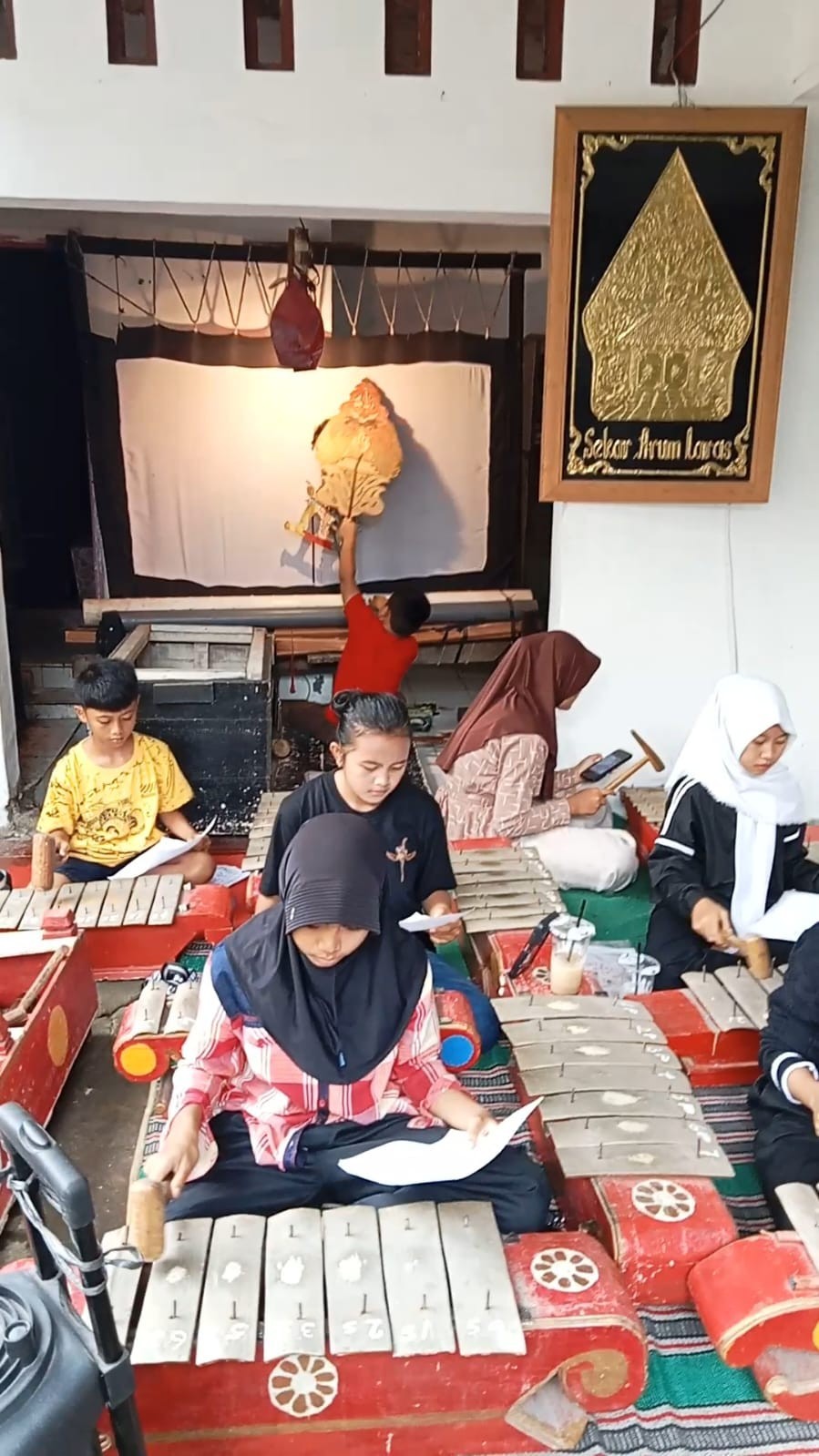 Lestarikan Budaya Jawa, Remaja "Sekar Arum" RW 03 Kalipancur Giat Latihan Karawitan dan Perdalangan