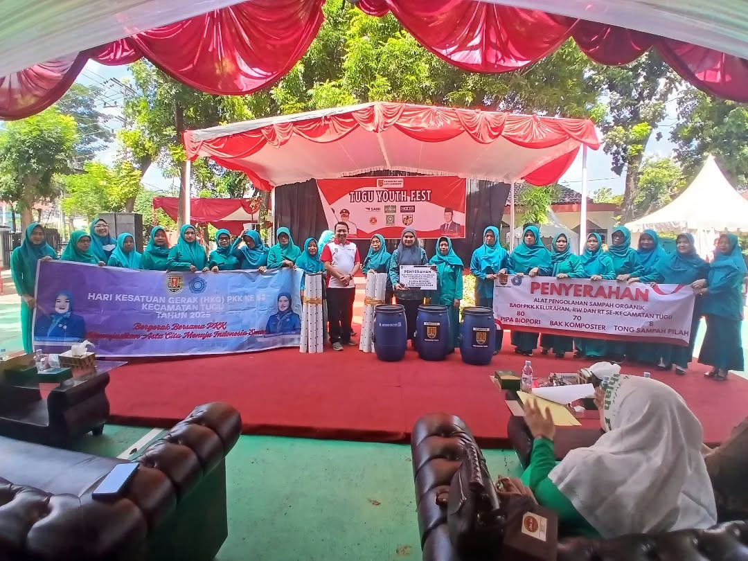 PENYERAHAN ALAT BIOPORI KEPADA PKK KELURAHAN