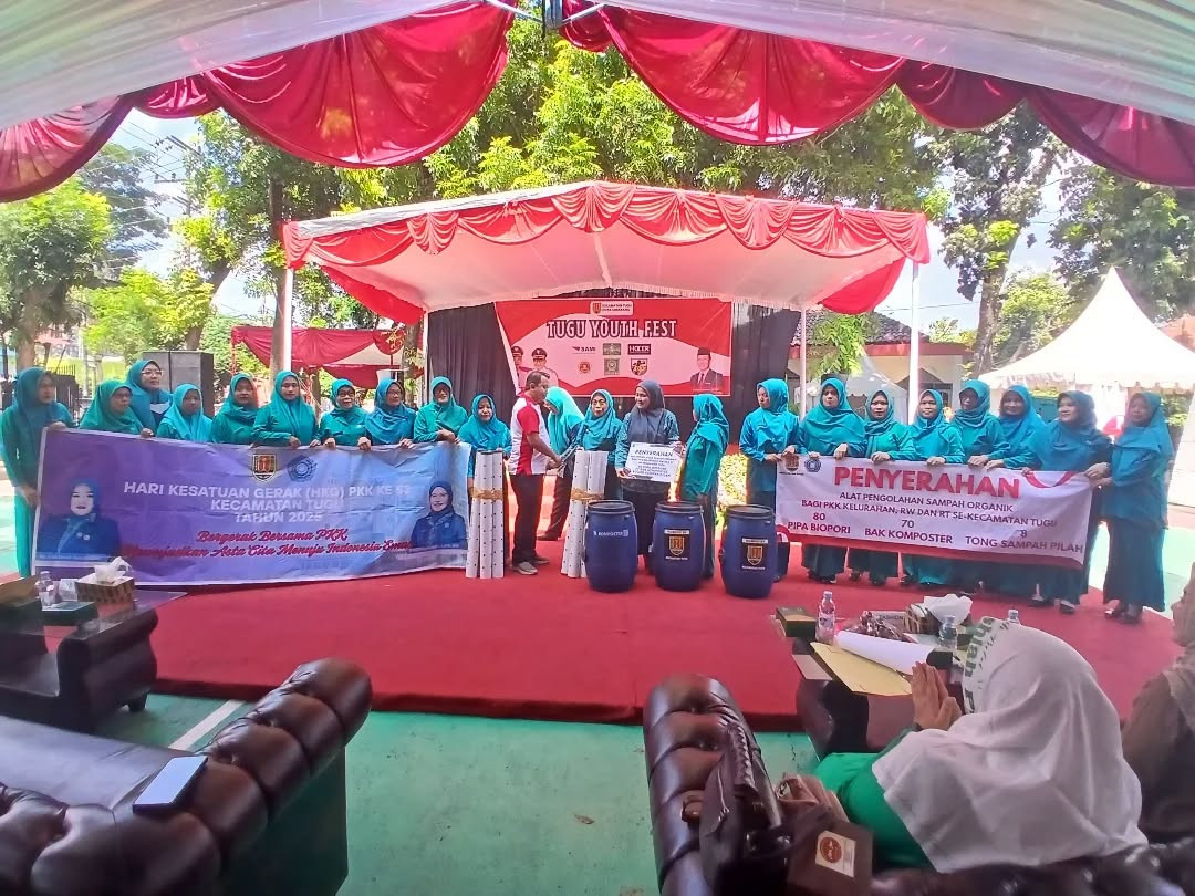 PENYERAHAN ALAT BIOPORI KEPADA PKK KELURAHAN