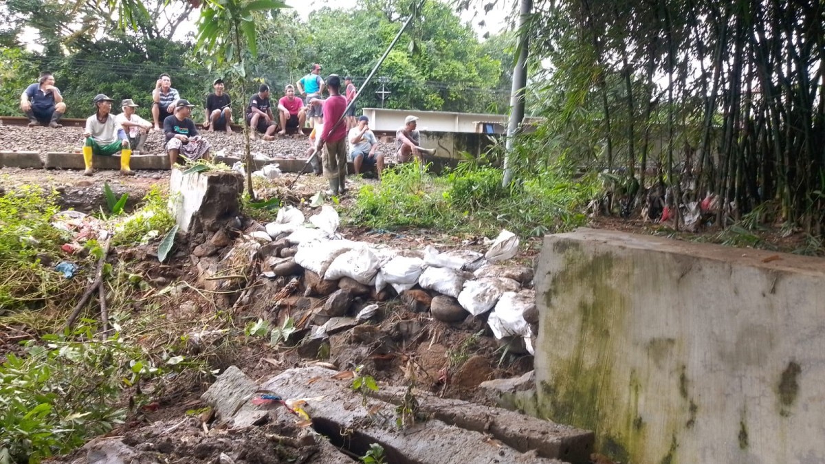 FOTO TALUD YANG JEBOL DI RT 5 RW 4