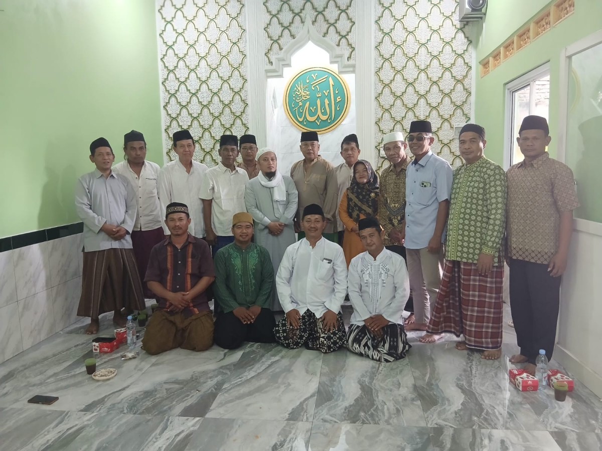 FOTO BERSAMA BAPAK RT 06 RW 02 BESERTA PAK KYAI DAN IBU LURAH