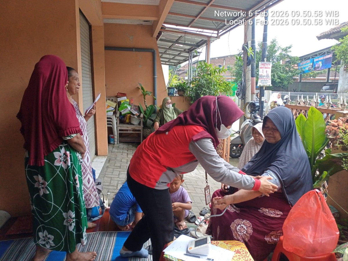 PEMERIKSAAN KESEHATAN PADA LANSIA RT 03 RW 02