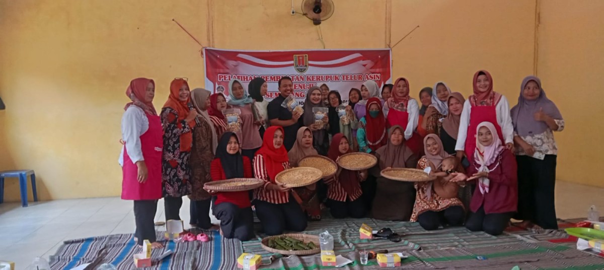 FOTO BERSAMA DAN HASIL OLAHAN KRUPUK TELUR ASIN