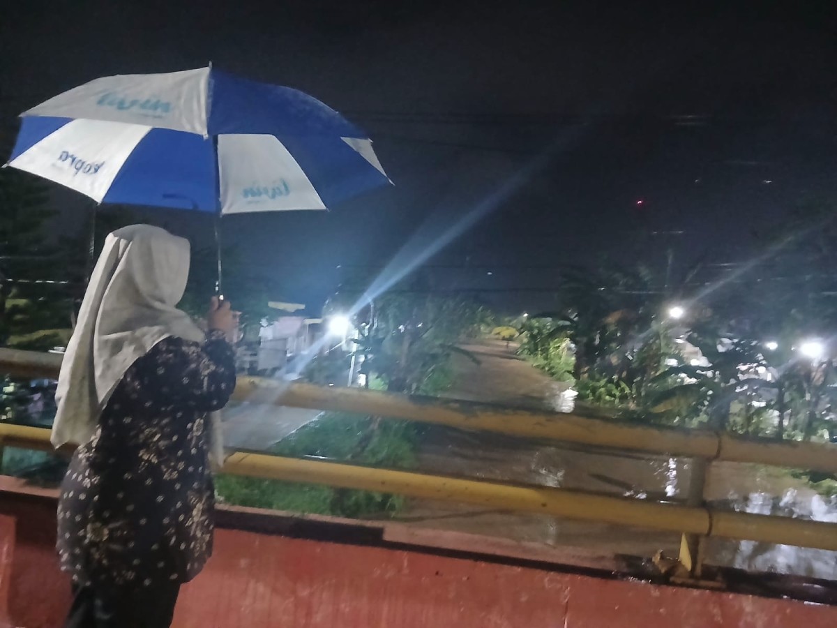 IBU LURAH MENGECEK DEBIT AIR SUNGAI PLUMBON