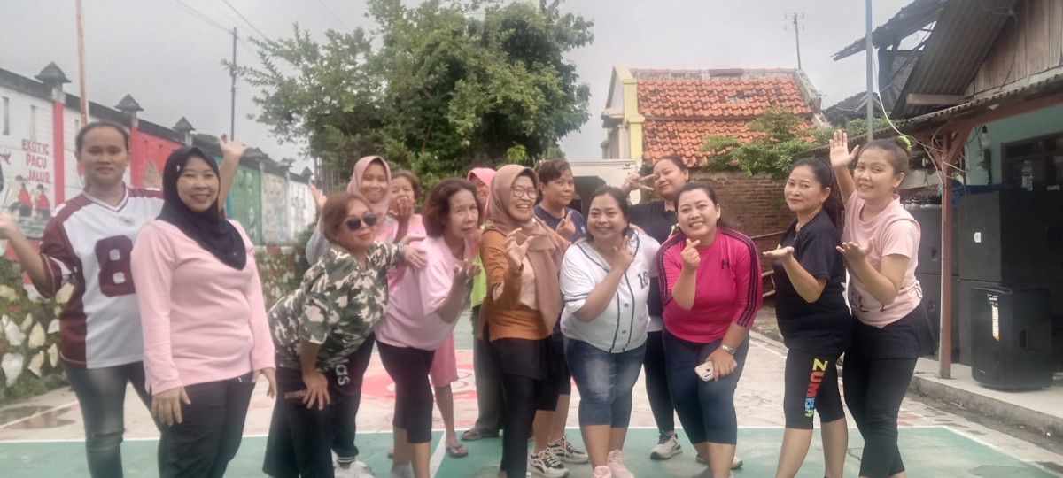 Senam ibu ibu RT 07 RW 03