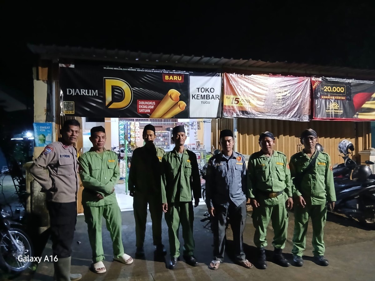 babinsa,bhabinkamtibmas,linmas bertakziah ke bapak khumaidi ketua rt 05 rw 04