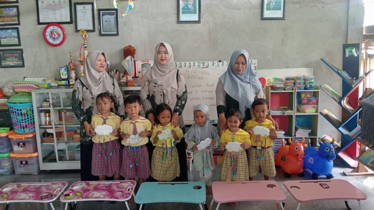 Belajar menempel dan meronce bentuk awan dan hujan