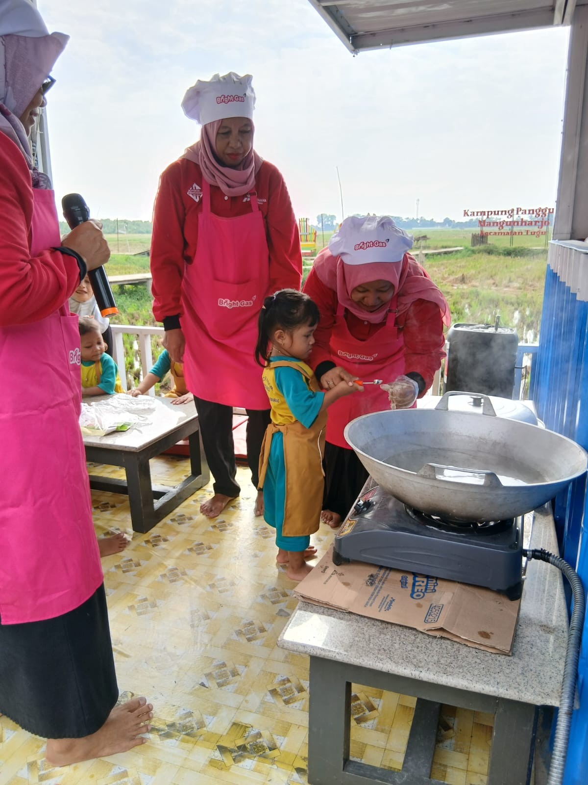 Kegiatan outing class membuat bakso bandeng