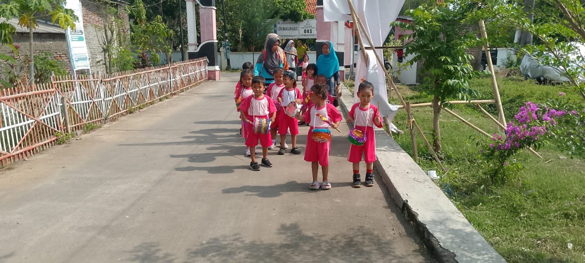 Jalan jalan sambil main drum band